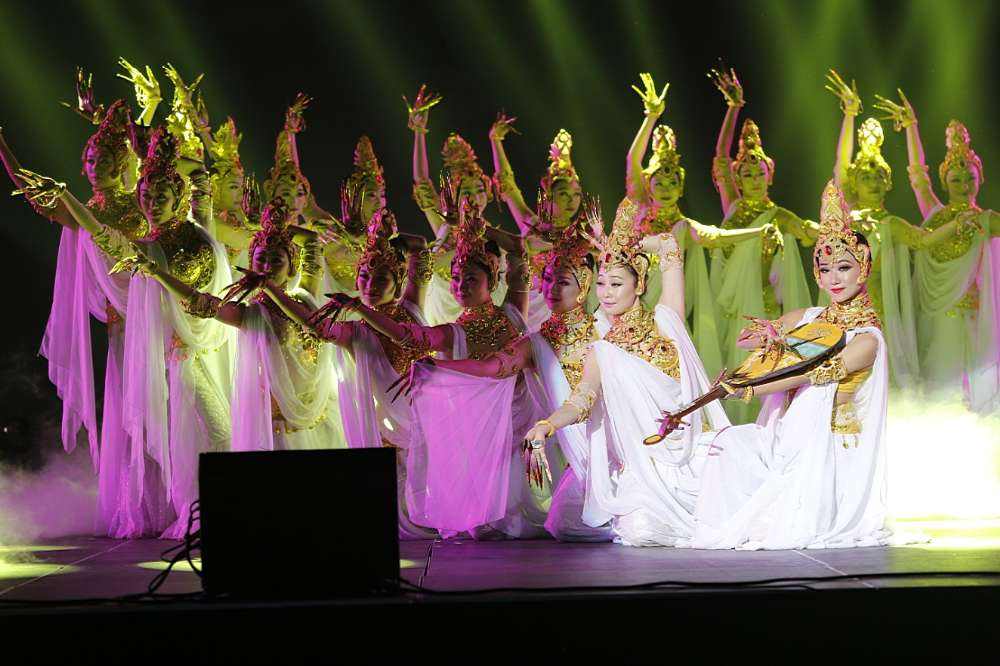 一、靈動的思想  “創(chuàng)意”不僅是演藝的靈魂，更是社會發(fā)展進步的要素。有了一個好的創(chuàng)意，演藝便會事半功倍。同樣我們開展的演藝能被廣大師生所接受并認可，就更離不開合理的安排、精心的設計、巧妙的構思。因此，建立一種清晰合理、開拓創(chuàng)新的思維軌跡是辦好演藝的基礎。創(chuàng)意思路的優(yōu)劣，主要區(qū)別在于思維方式的不同，具有“靈感”的演藝常常帶著時代的氣息與強大的生命力。正確的定位演藝我們需要作到以下幾點：